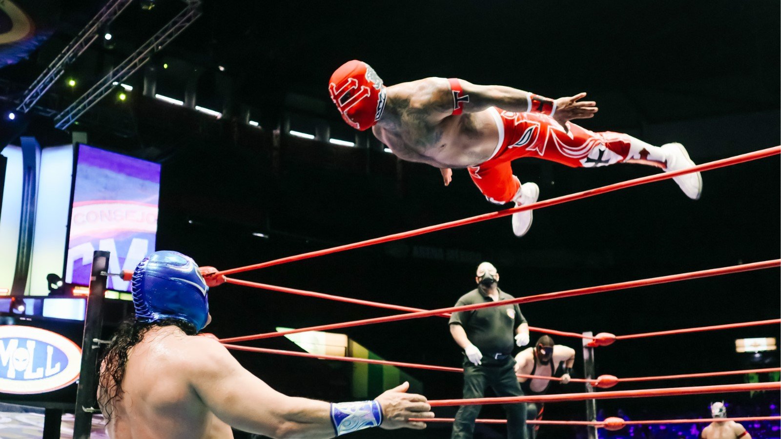 Mexican lucha libre action showing the high-flying style that influenced El Salvador wrestling from its origins through El Vikingo’s era. 