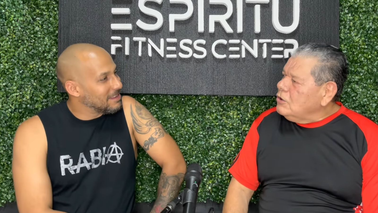 Dennis Rivera interviews wrestling legend Salvador Pérez El Vikingo on La Vuelta Podcast, revealing untold stories from El Salvador’s golden wrestling era. 