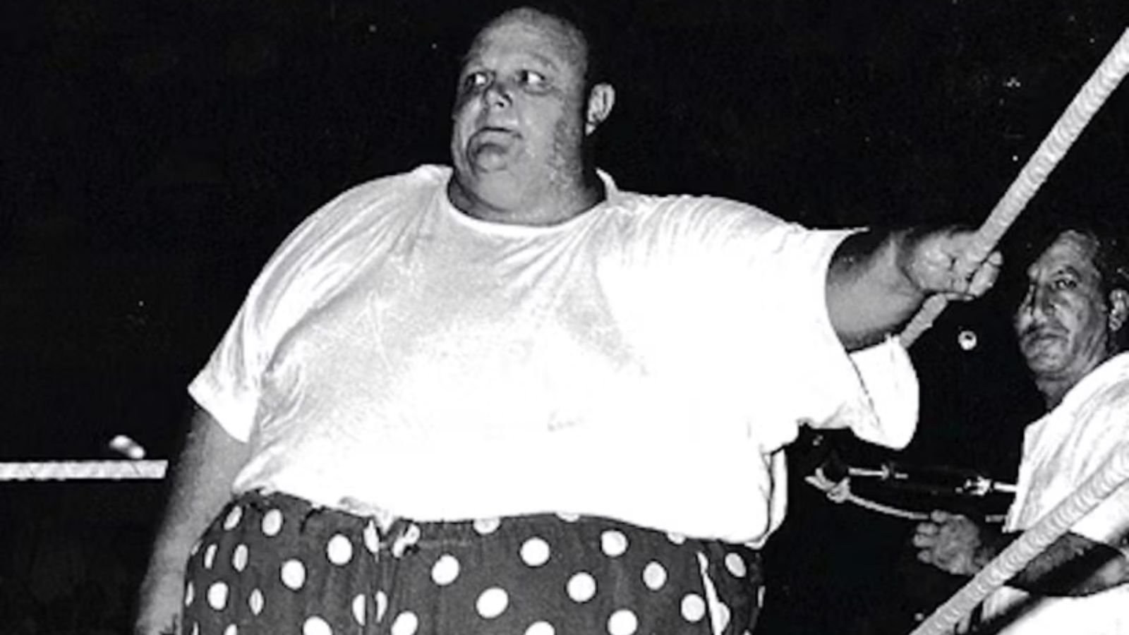 After a heart condition ended his in‑ring career in 1962, Happy Humphrey’s weight reportedly exceeded 900 pounds, forcing him to rely on multiple chairs for support and marking a difficult period for one of wrestling’s earliest documented super‑heavyweight stars.