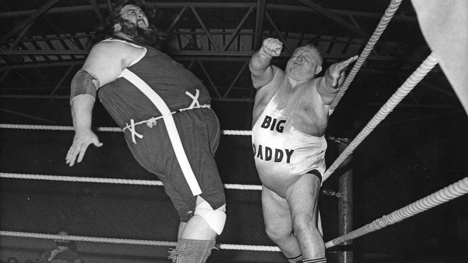 The early days of the Big Daddy and Giant Haystacks feud saw the former tag team split, setting up a clash of hero versus monster that enthralled Britain. Big Daddy’s heroic comebacks contrasted perfectly with Haystacks’ raw power, building suspense and turning every appearance into a must-see event for fans nationwide. 