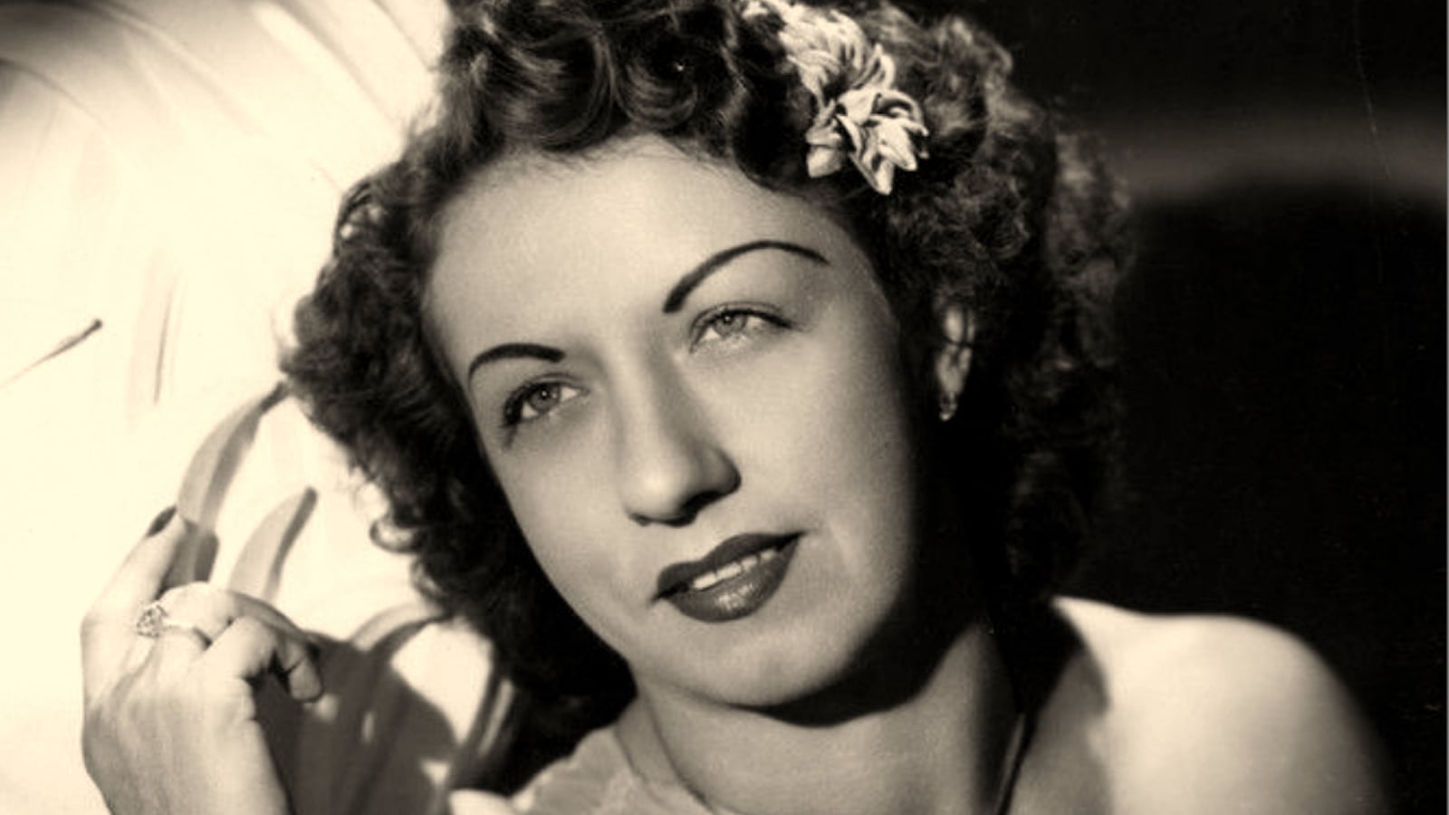 Mildred Burke, the pioneering Kansas-born star, transformed women’s wrestling in the 1930s–50s by becoming a long-reigning world champion after defeating Clara Mortensen in 1937, headlining cards across North America.