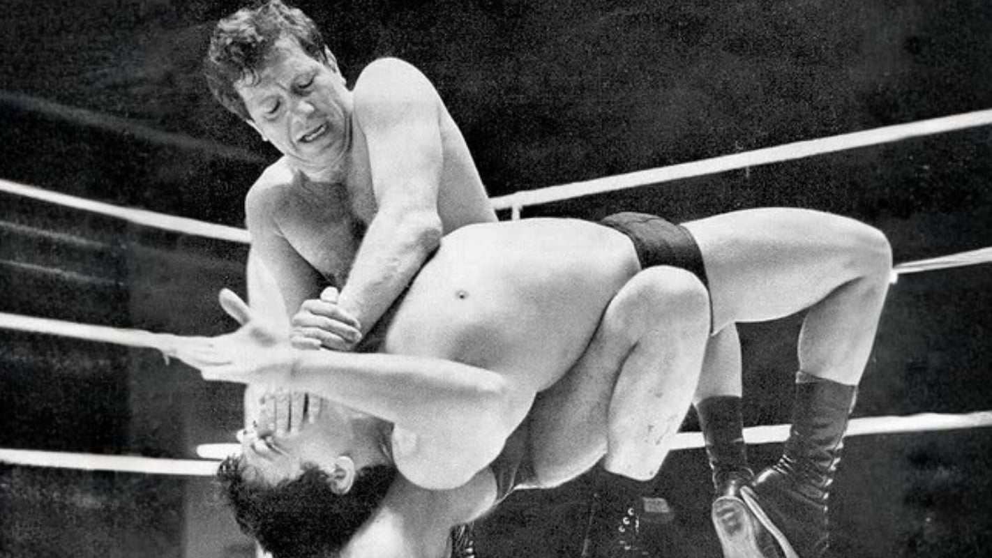 Eddie Cappelli delivered a traditional backbreaker across the knee on Leon Fortuna, showing how older wrestling could build drama from one clear, punishing movement. It is one of the 150 classic wrestling moves you rarely see anymore. 