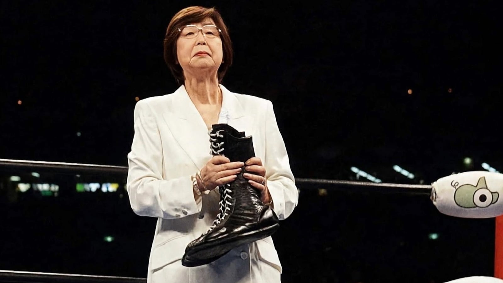 Giant Baba's Hidden Illness: The Secret He Took to His Grave Motoko Baba holds her husband Shohei Baba (Giant Baba)'s wrestling boots during his retirement memorial ceremony at the Tokyo Dome, May 2, 1999.