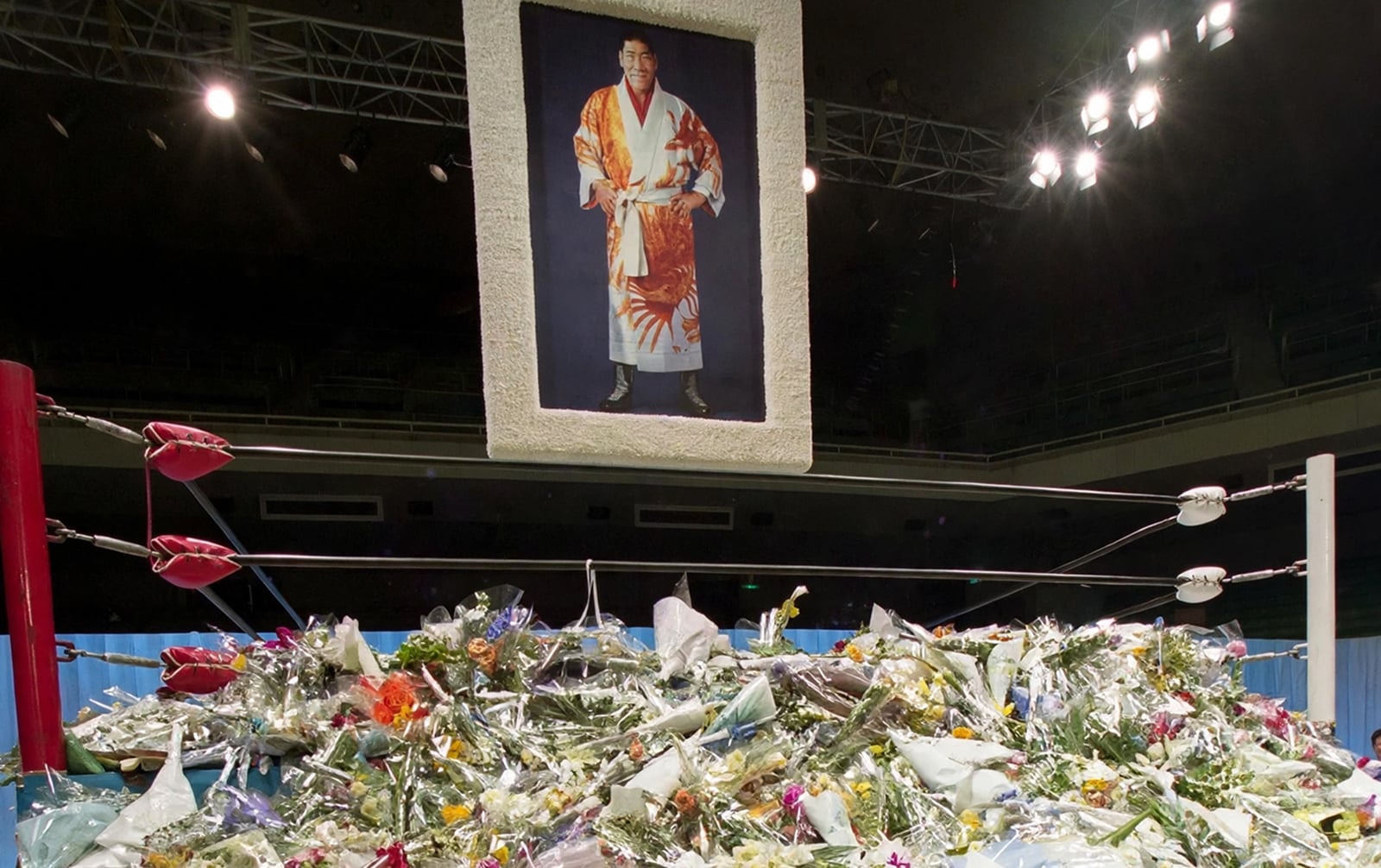 Giant Baba's Hidden Illness: The Secret He Took to His Grave Fans and wrestlers gather for Shohei Baba (Giant Baba)'s farewell ceremony at the Nippon Budokan, April 17, 1999.