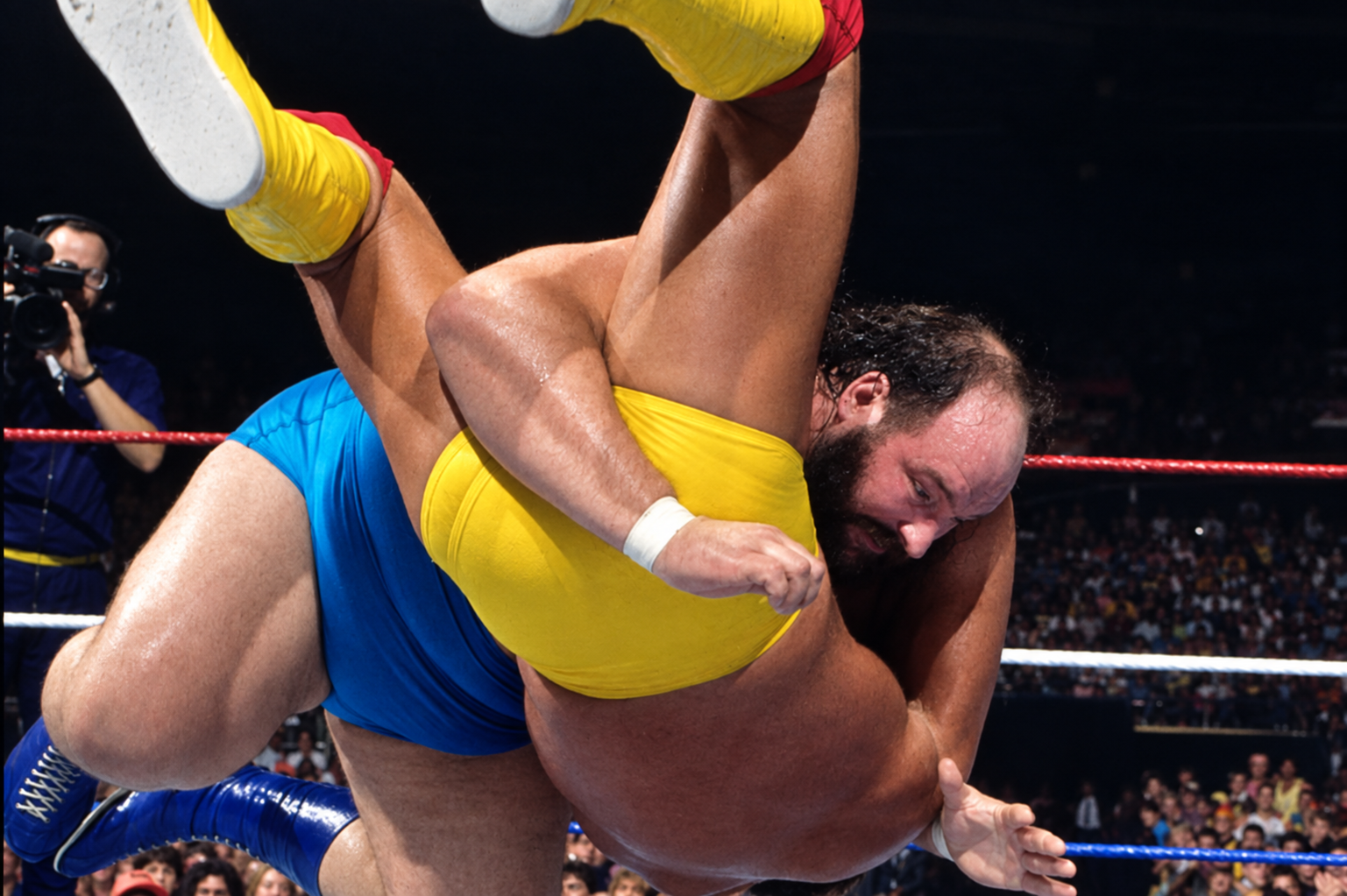 Earthquake’s attack on Hulk Hogan during the Brother Love Show created one of the WWF’s defining injury angles of 1990. 